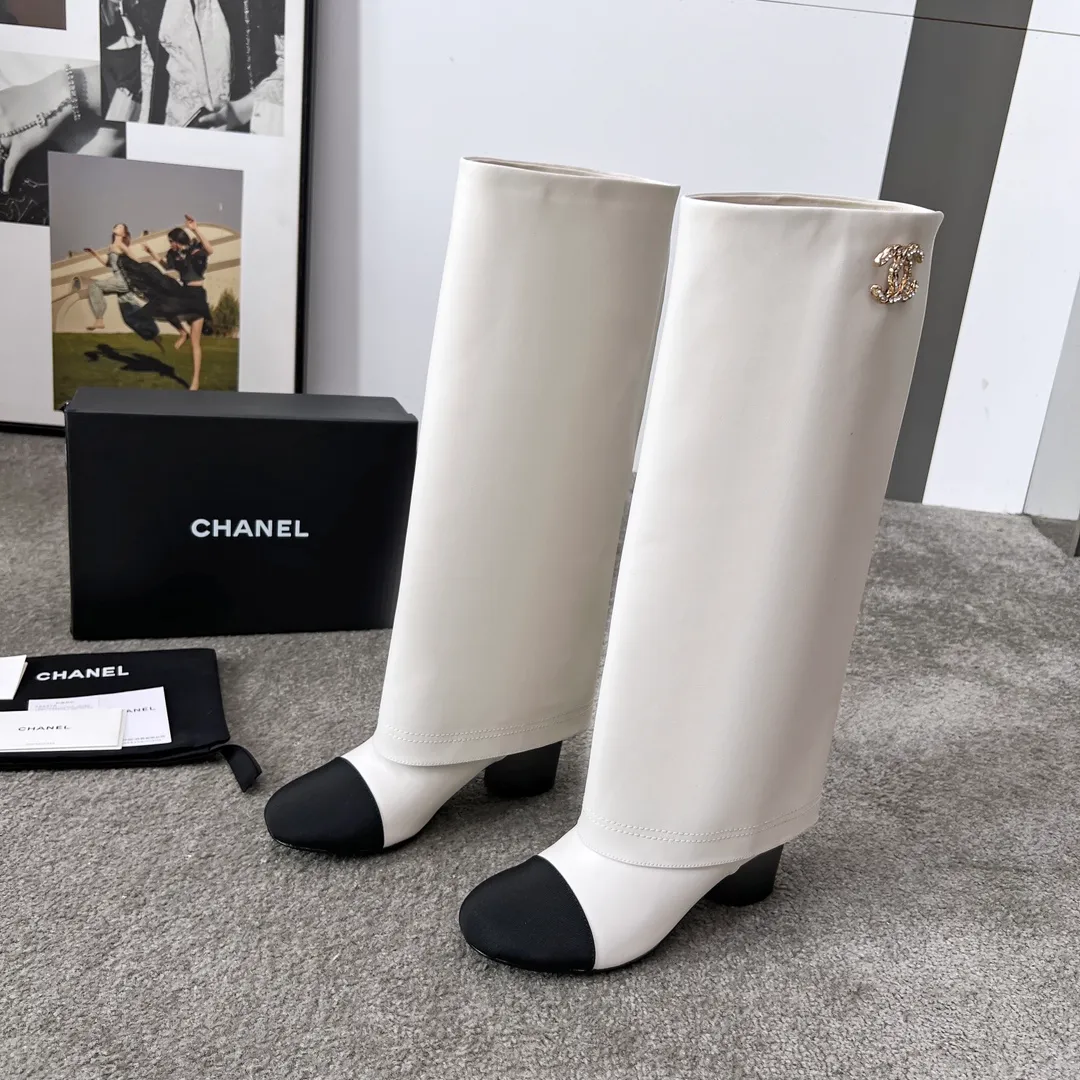 👟👟Ex-factory price 1000👟👟 High version of Chanel CHANEL, 🌞🌞🌞Xiaoxiang’s latest boots for autumn and winter 2025, a must-have item for this autumn and winter! ! Ms. Chanel loves simple yet irresistible combinations to show her unique style. Mix and match freely to shine⚡Follow Grandma’s fashion steps! ! ! The top-notch craftsmanship and texture are perfectly presented. No matter any details, you can compare them with the counters. The best quality products can be entered and exited from the counters at will! ! ❶Material: imported cowhide/sheep leather ❷Inner lining: cowhide lining ❸Foot pads: cowhide lining ❹Outsole: original Italian leather outsole ❺Heel height: 5.5cm ❻Boot shaft height: 15 inches ❼Number: 35-40 (40 and 41 are customized and non-refundable)
